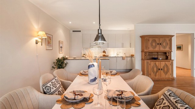 Det er god plass til en stor spisetue i tilknytning til kjøkkenet