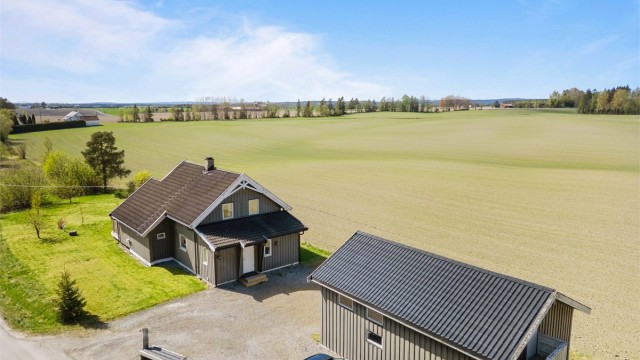Eiendomsmegler Krogsveen presenterer Ringsbyvegen 154, en idyllisk enebolig i naturskjønne omgivelser.