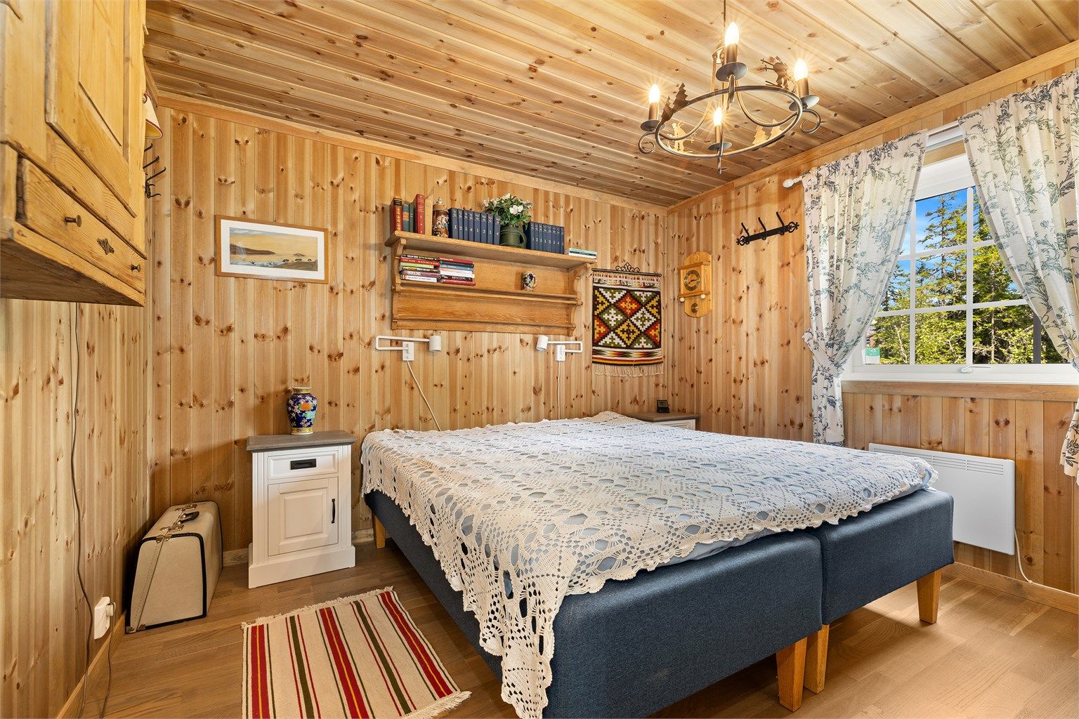 Hovedsoverommet ligger i 1.etasje.