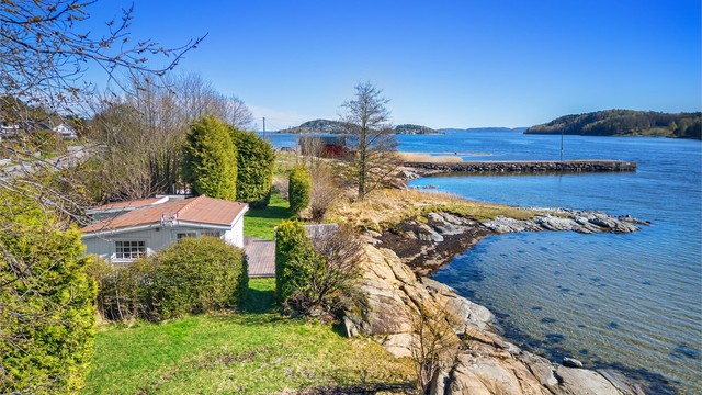 Tilnærmet flat naturtomt på over 5 mål, som er noe opparbeidet med blant annet plenarealer og diverse beplantninger.