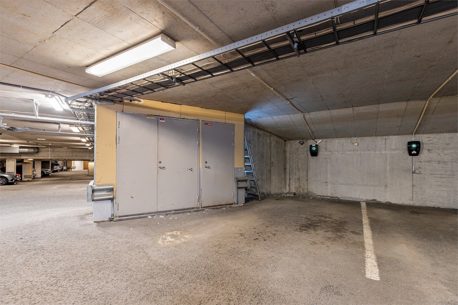 Leiligheten har eksklusiv bruksrett til to parkeringsplasser med El-billader på begge plassene. Plass 2 ble kjøpt av en annen seksjonseier og er dokumentert i reseksjonering. 