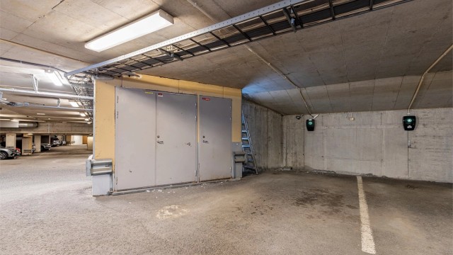 Leiligheten har eksklusiv bruksrett til to parkeringsplasser med El-billader på begge plassene. Plass 2 ble kjøpt av en annen seksjonseier og er dokumentert i reseksjonering.