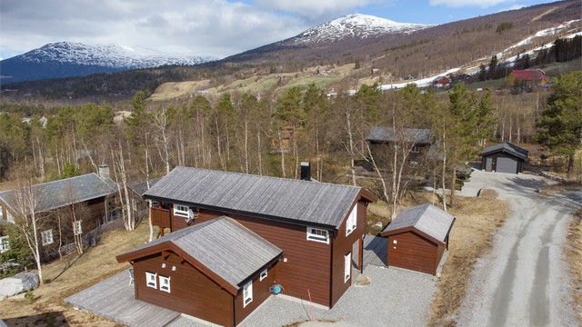 Fra hytta er det gangavstand til det meste Bjorli har å tilby, inkludert alpinanlegg og langrennsløyper.