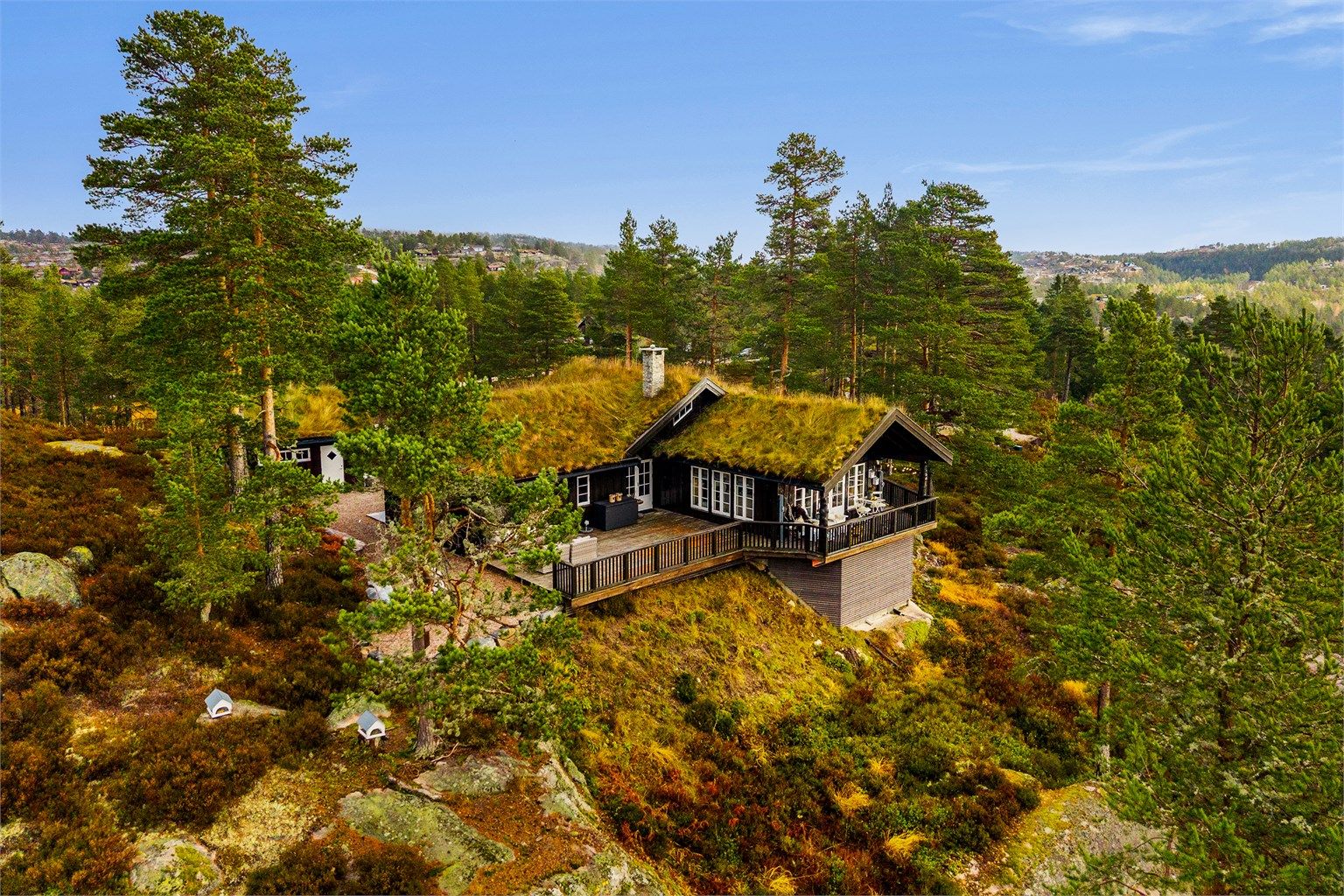 I området er det milevis med preparerte skiløyper. Om sommeren er det gode turstier og blankskurte svaberg med badekulper. 
