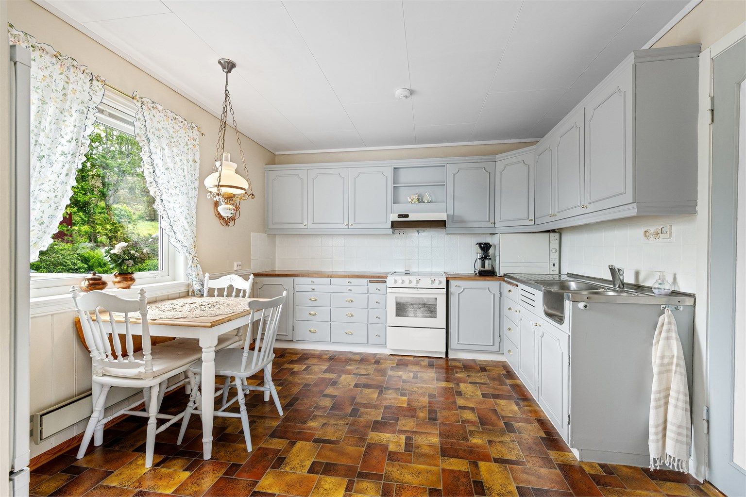 Kjøkken med spiseplass