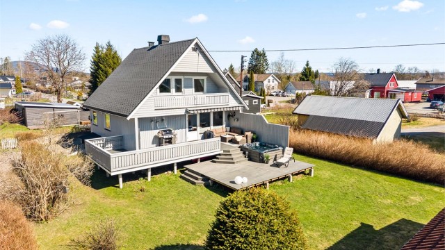 Vi har gleden av å presentere Råholtvegen 109B, en innbydende bolig med solrike uteplasser, romslig hage og hyggelige omgivelser.
Foto: Anders Botnmark.
