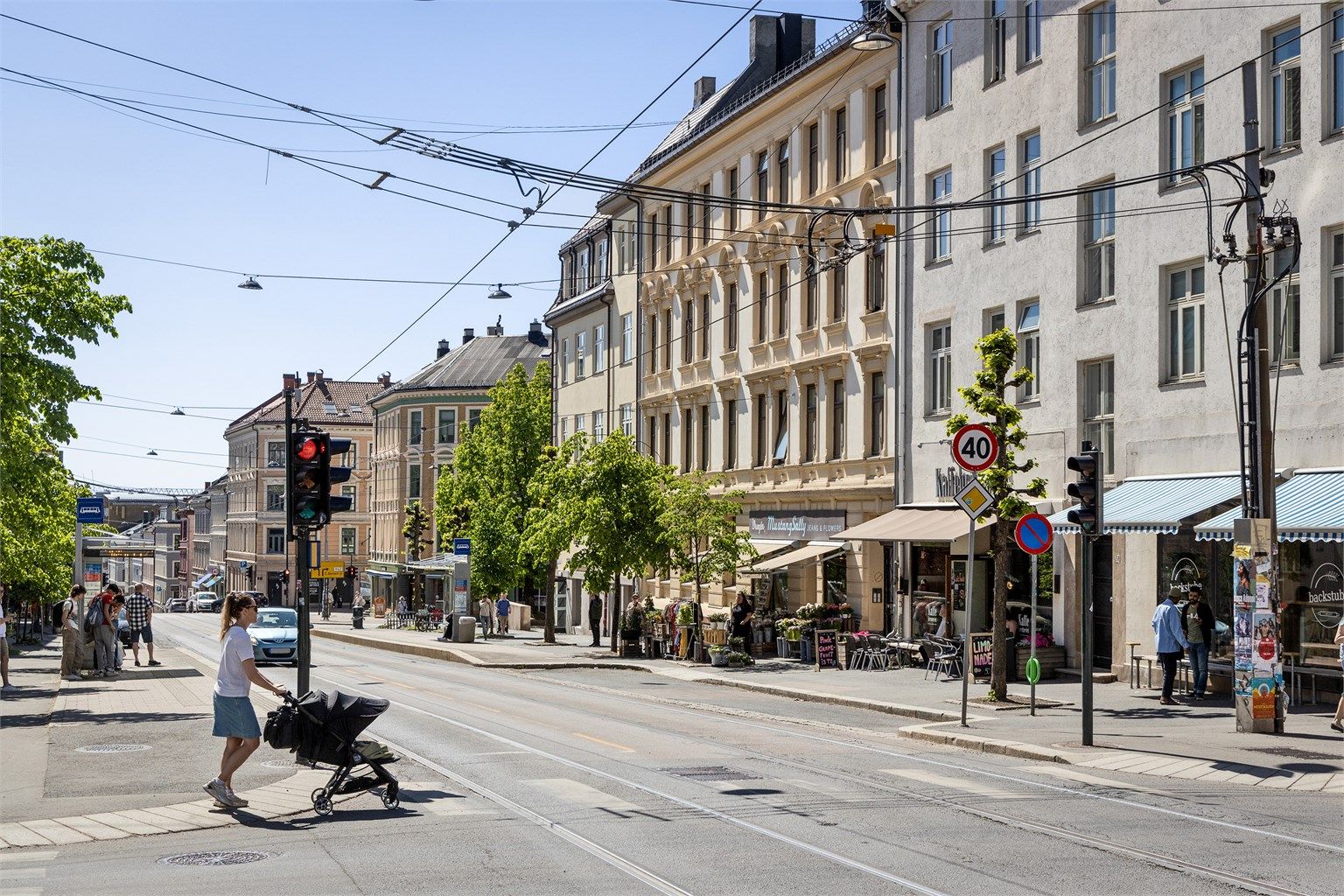Området byr på et rikt utvalg av kafeer, spisesteder og butikker rett utenfor døren.