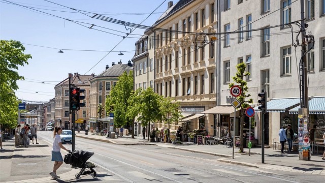 Området byr på et rikt utvalg av kafeer, spisesteder og butikker rett utenfor døren.