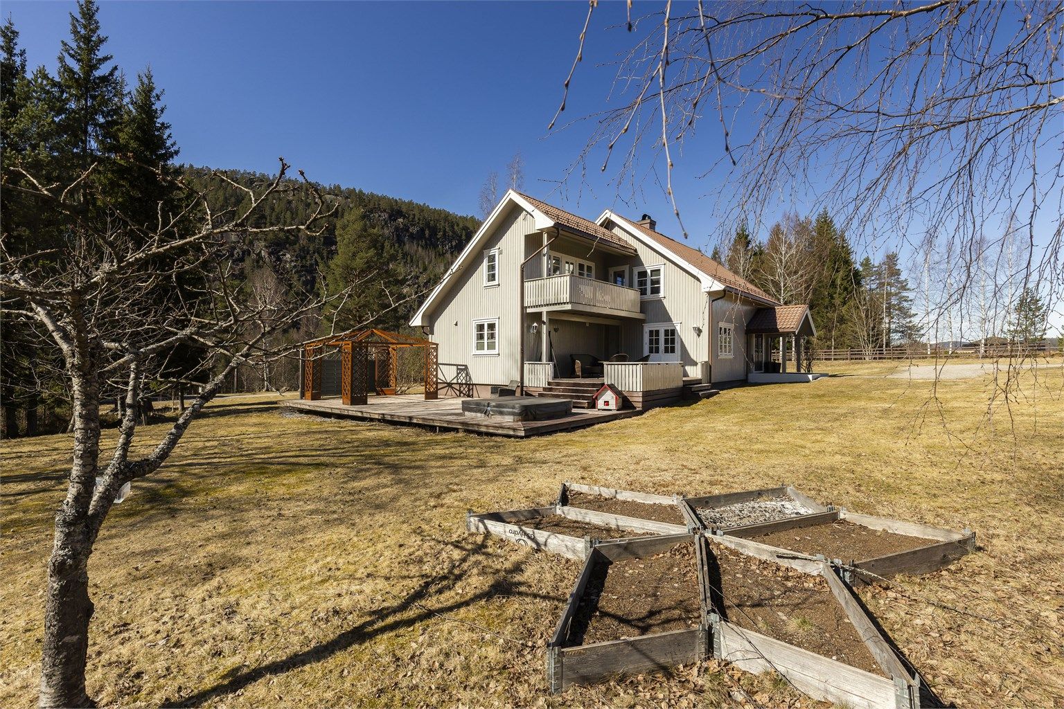 Nyt solen store deler av dagen i sjenert og flott opparbeidet hage.