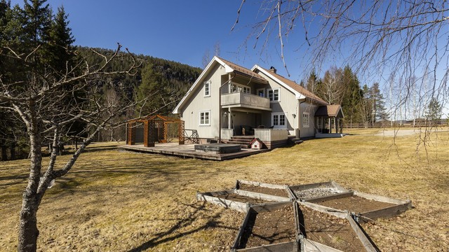 Nyt solen store deler av dagen i sjenert og flott opparbeidet hage.