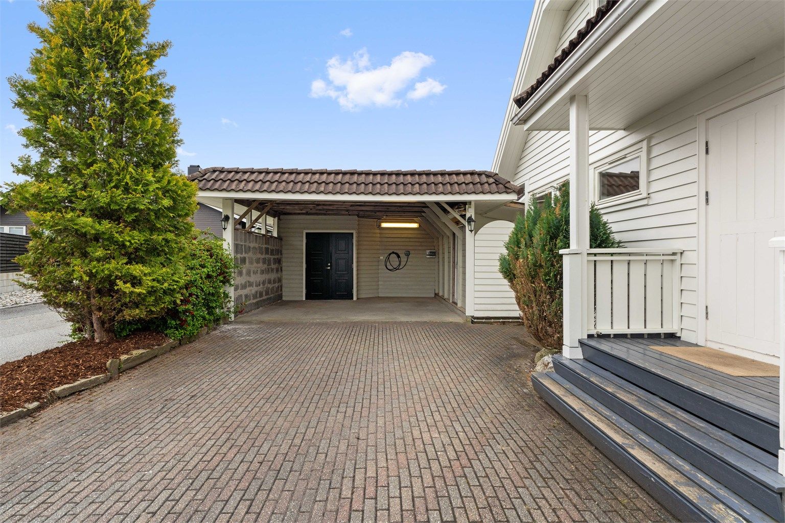 Carport med montert lader for elbil.