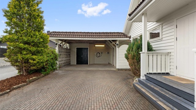 Carport med montert lader for elbil.