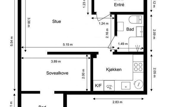 Leiligheten har en praktisk planløsning på ett plan, med adskilt sovealkove.
