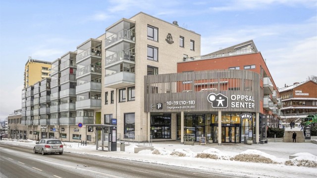 Kort vei til Oppsal Senter med dagligvare, butikker og tjenester.