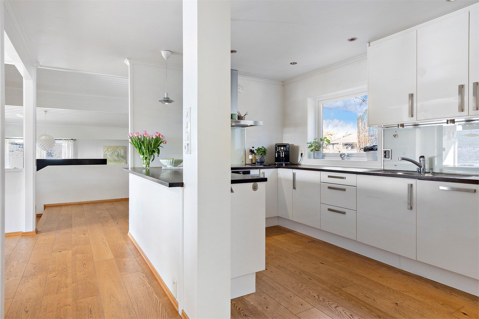 Kjøkkenet har en funksjonell utforming og gulvvarme for økt komfort.