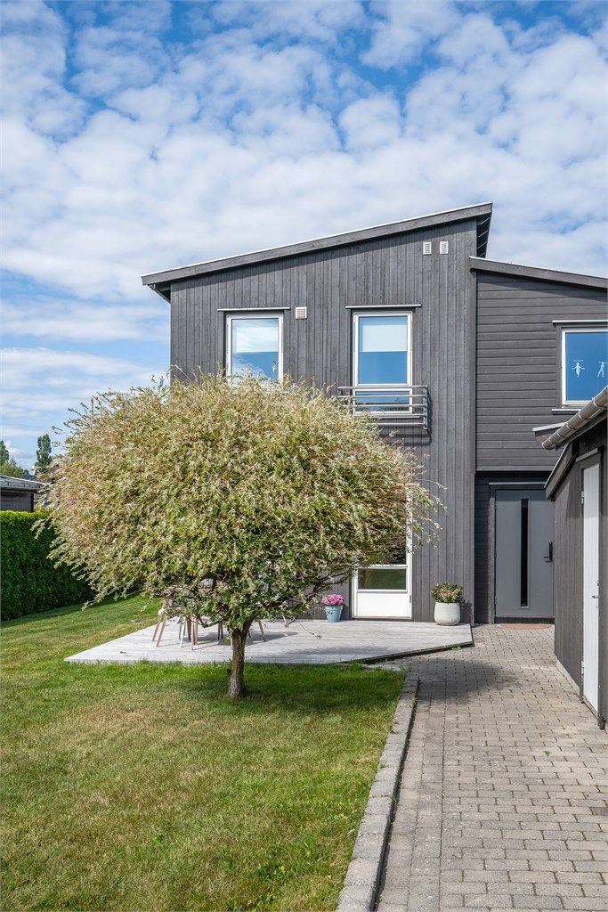 Greinveien 5 ligger i et veletablert og attraktivt boligområde på Tolvsrød, med en fin kombinasjon av nærhet til både hverdagslige servicetilbud og flotte rekreasjonsområder.
