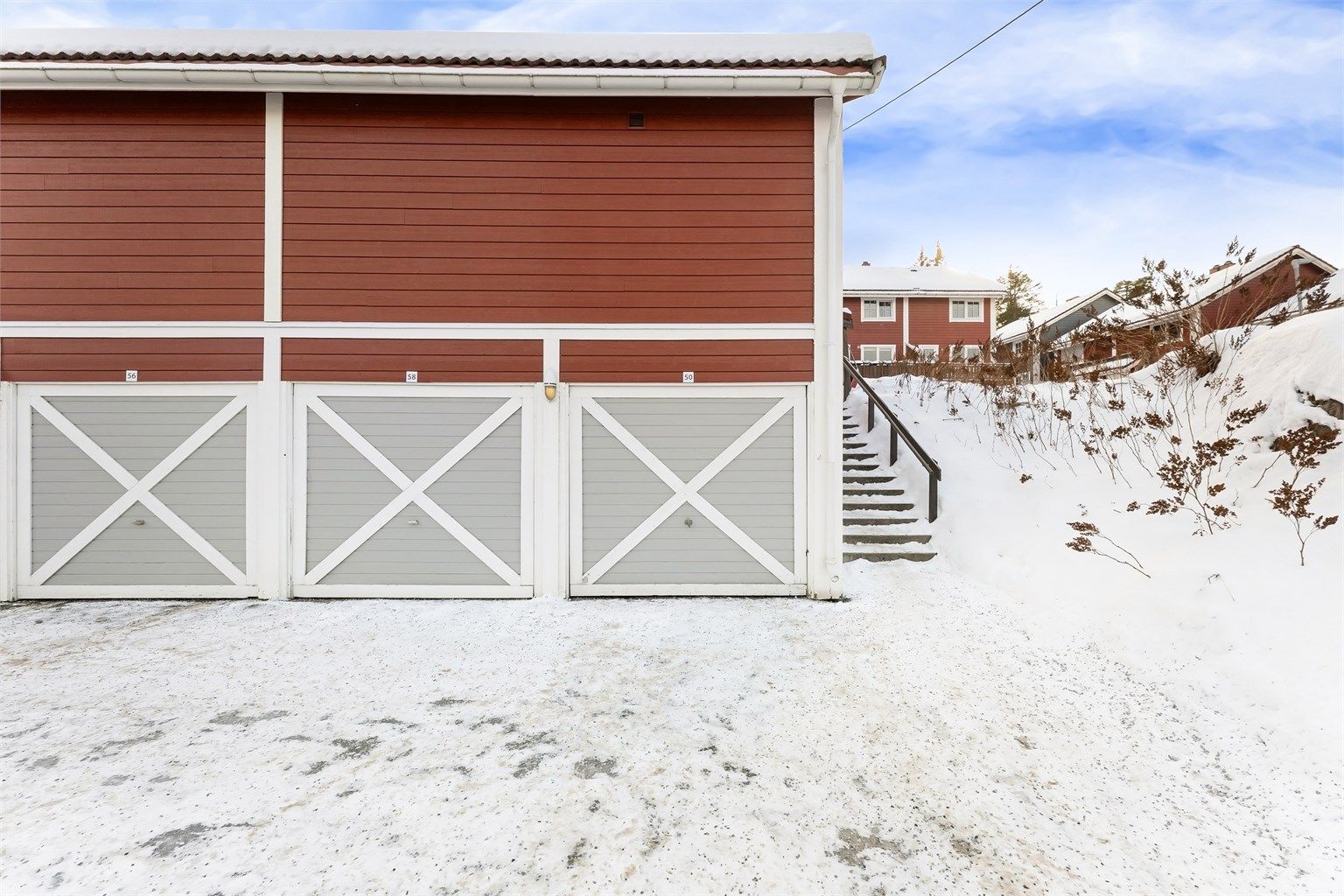 Boligen disponerer egen garasjeplass med lader for elbil i felles garasjerekke som er plassert på Huseierforeningens tomt. I tilknytning til dette disponerer man også egen biloppstillingsplass ved garasjeplassen