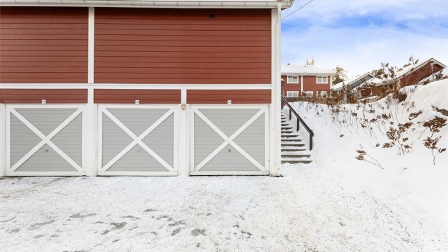 Boligen disponerer egen garasjeplass med lader for elbil i felles garasjerekke som er plassert på Huseierforeningens tomt. I tilknytning til dette disponerer man også egen biloppstillingsplass ved garasjeplassen
