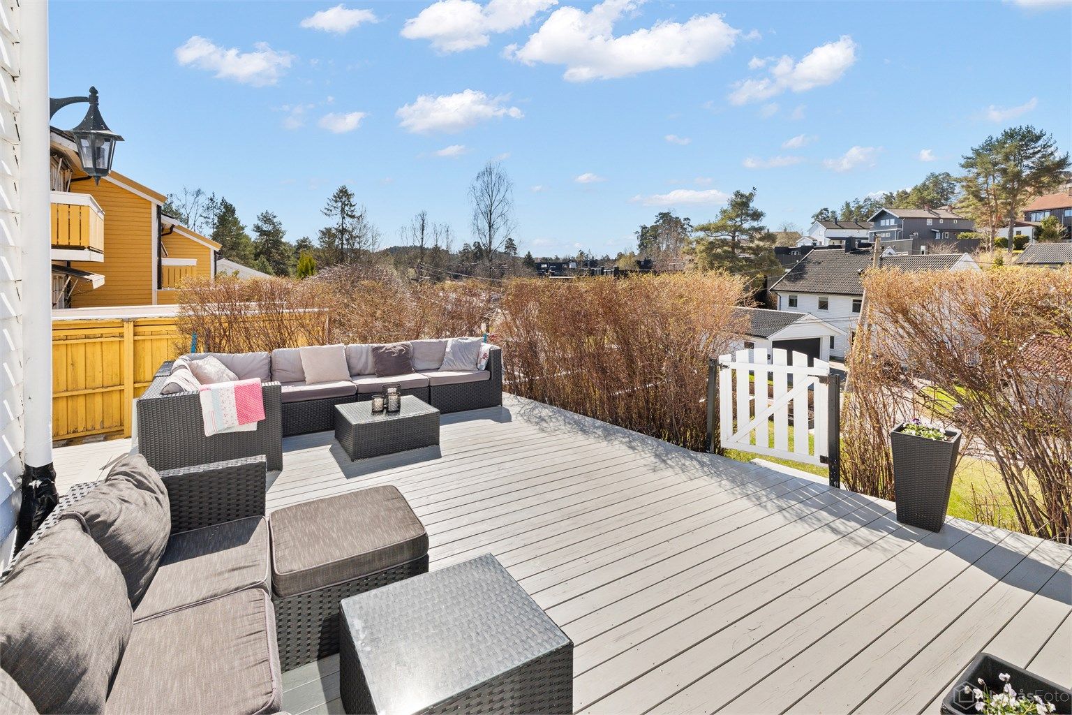 Fra stuen er det direkte utgang til en terrasse på hele 76 m². Som endebolig med syd- og vestvendt plassering, gir dette en unik og privat sone for uteliv.