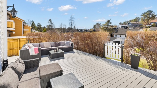 Fra stuen er det direkte utgang til en terrasse på hele 76 m². Som endebolig med syd- og vestvendt plassering, gir dette en unik og privat sone for uteliv.