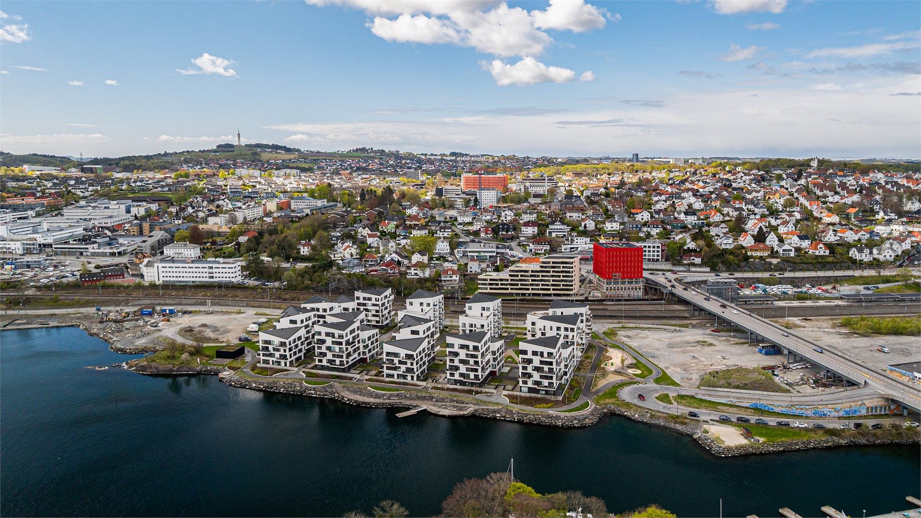 Kun et par min gange unna har man på Kilden kjøpesenter og dens servicetilbud som blant annet apotek, vinmonopol, dagligvarebutikker, shopping, kafeer m.m. Dagligvarebutikken KIWI er rett over veien fra blokken.
