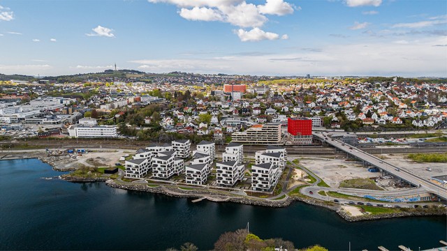 Kun et par min gange unna har man på Kilden kjøpesenter og dens servicetilbud som blant annet apotek, vinmonopol, dagligvarebutikker, shopping, kafeer m.m. Dagligvarebutikken KIWI er rett over veien fra blokken.