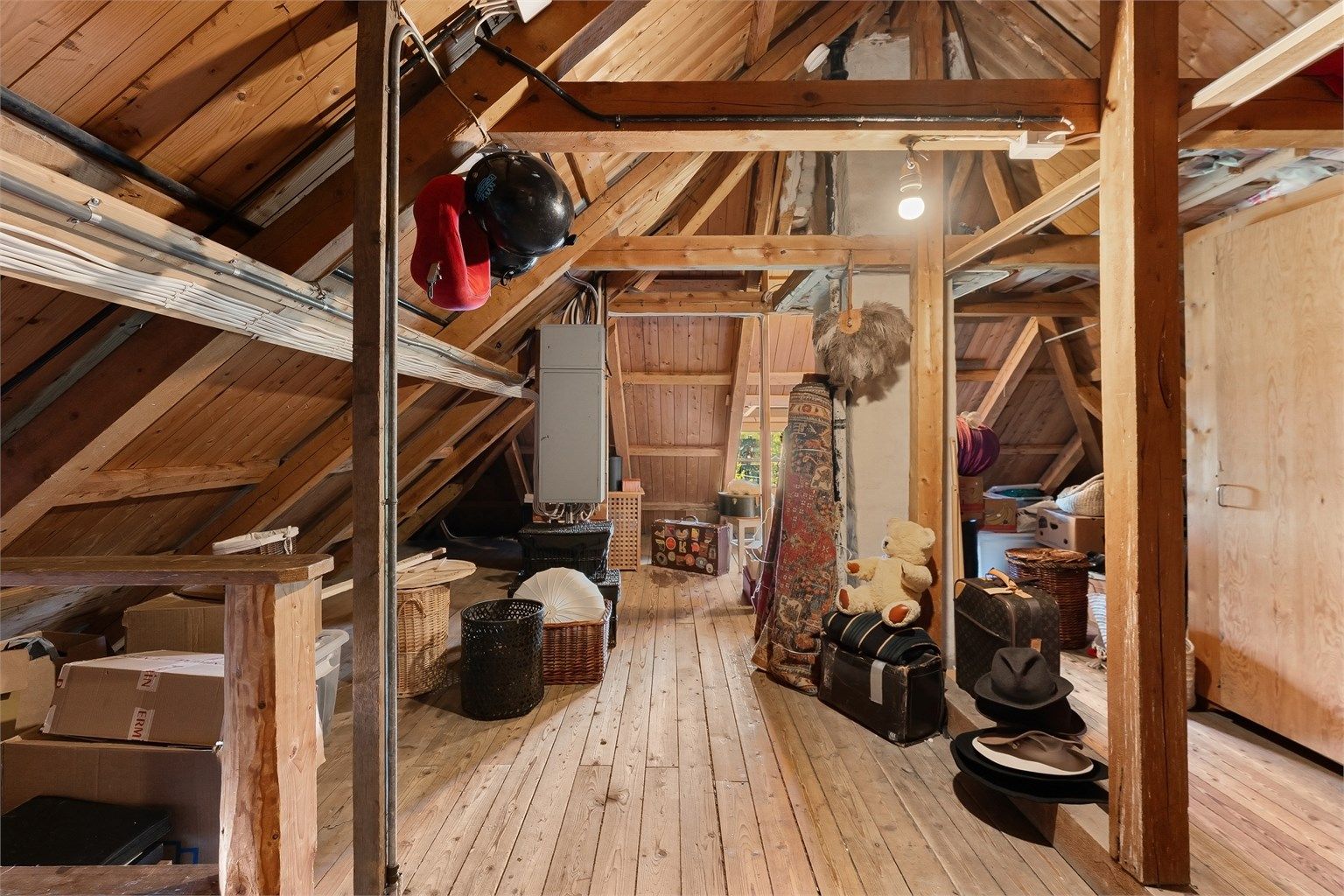 Det uinnredede kaldtloftet har et gulvareal på 84 m² og byr på et betydelig lagringspotensial.