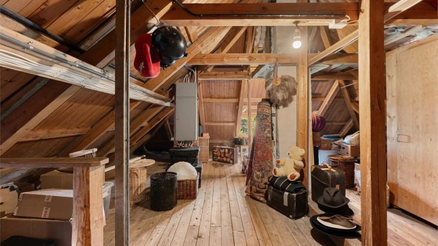 Det uinnredede kaldtloftet har et gulvareal på 84 m² og byr på et betydelig lagringspotensial.