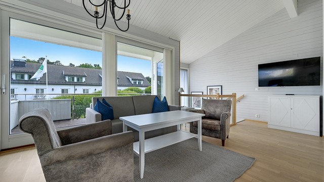 Forøvrig har gulvene eikeparkett i bred utførelse og malt panel på vegger