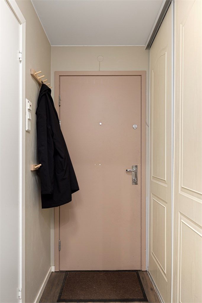 Entréen med romslig skyvedørsgarderobe og praktisk plass til oppheng av yttertøy