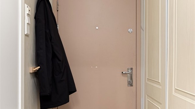 Entréen med romslig skyvedørsgarderobe og praktisk plass til oppheng av yttertøy