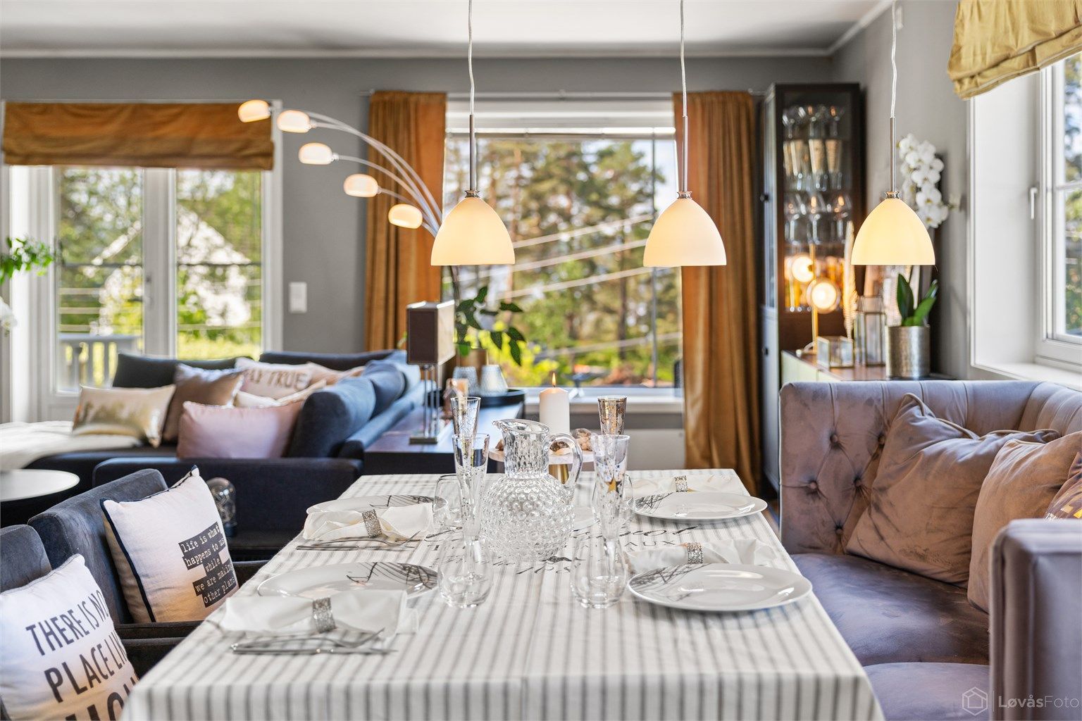 Store vindusflater med 2-lags glass slipper inn rikelig med dagslys.