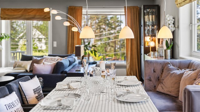 Store vindusflater med 2-lags glass slipper inn rikelig med dagslys.