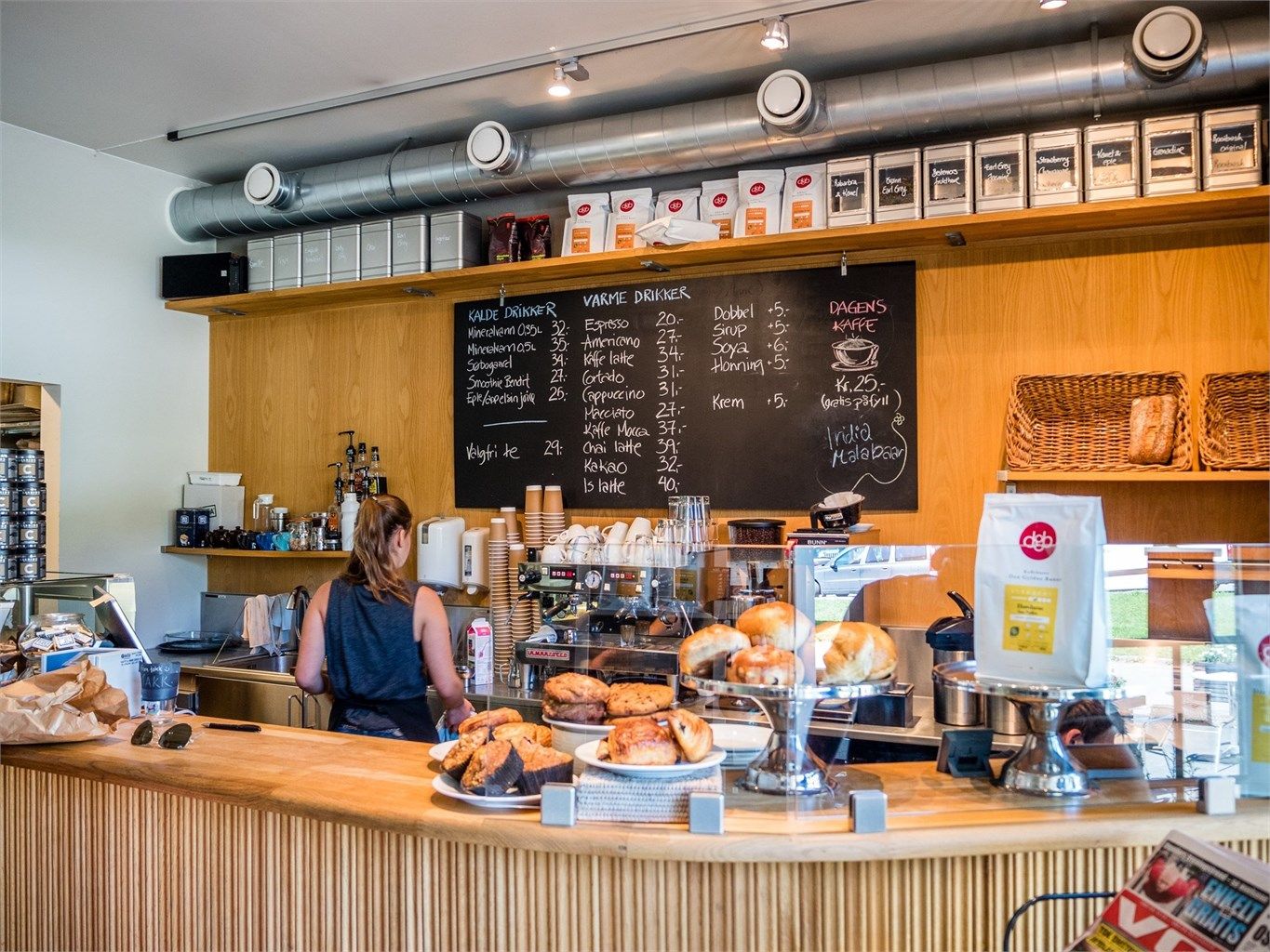 Kaféen Kaffe og Brød på Disen ligger ca. 5 min unna leiligheten