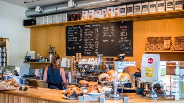 Kaféen Kaffe og Brød på Disen ligger ca. 5 min unna leiligheten