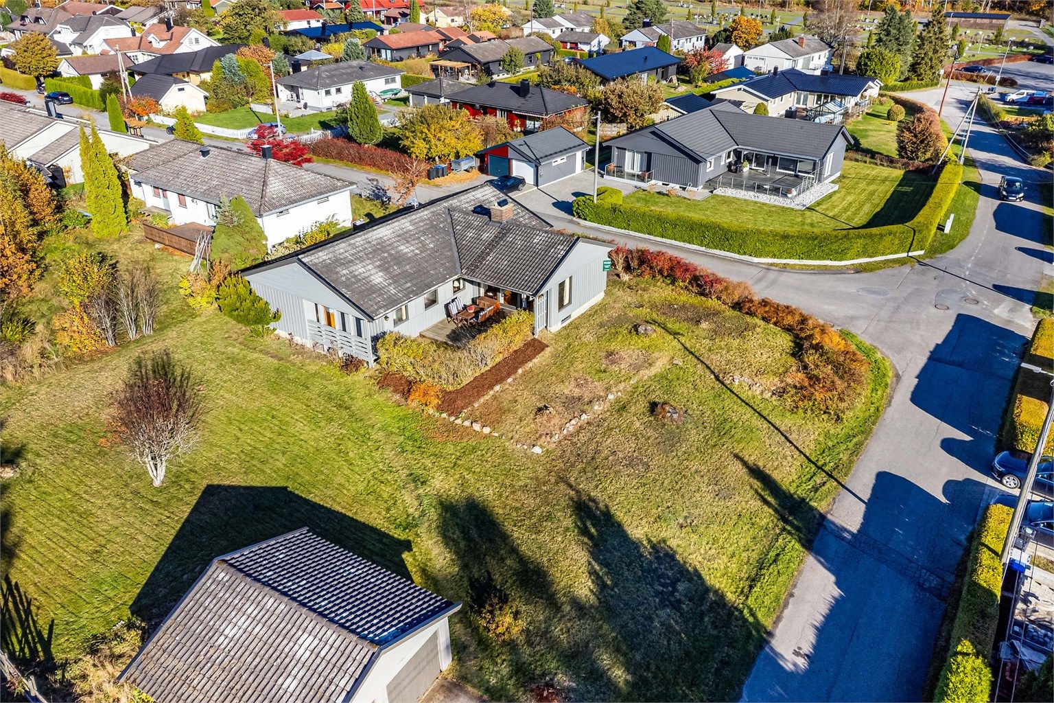 I høyden ved Orkerød på Jeløy finner du eneboligen i Stjerneveien 5, oppført i 1975 på en 1.266 kvm. stor og attraktiv hjørnetomt.