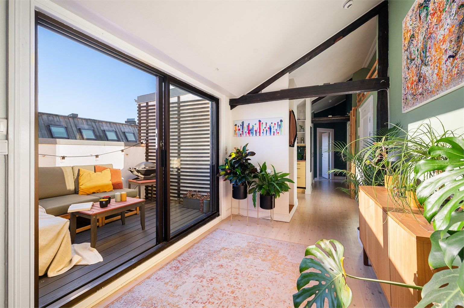 Leiligheten har en fantastisk beliggenhet, tilbaketrukket og samtidig kun få minutter unna alt Grünerløkka har å tilby.