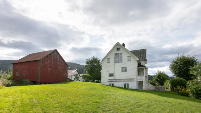 Enebolig med låve på en sentral tomt i Spjelkavika.
Foto: Jarle Osen