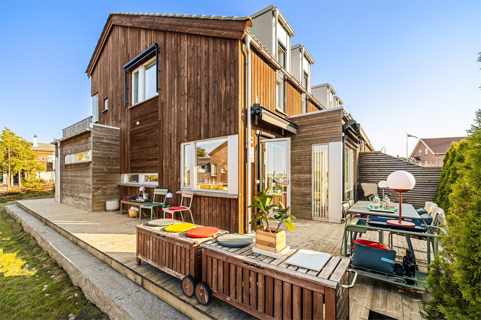 Boligen ble ferdigstilt i 2015 med en familieorientert og praktisk romløsning over to etasjer samt fine utearealer.