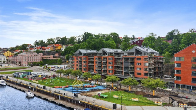 Kommunen opplyser også om at området samtidig skal utbedres med beplantning, sitteplasser og bedre flyt mellom serverings arealene og parkområdet ved vannet.