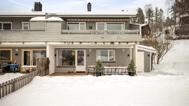 Utvendig kan leiligheten by på to flotte terrasser (én ved stuen og én ved entréen), samt en stor utebod