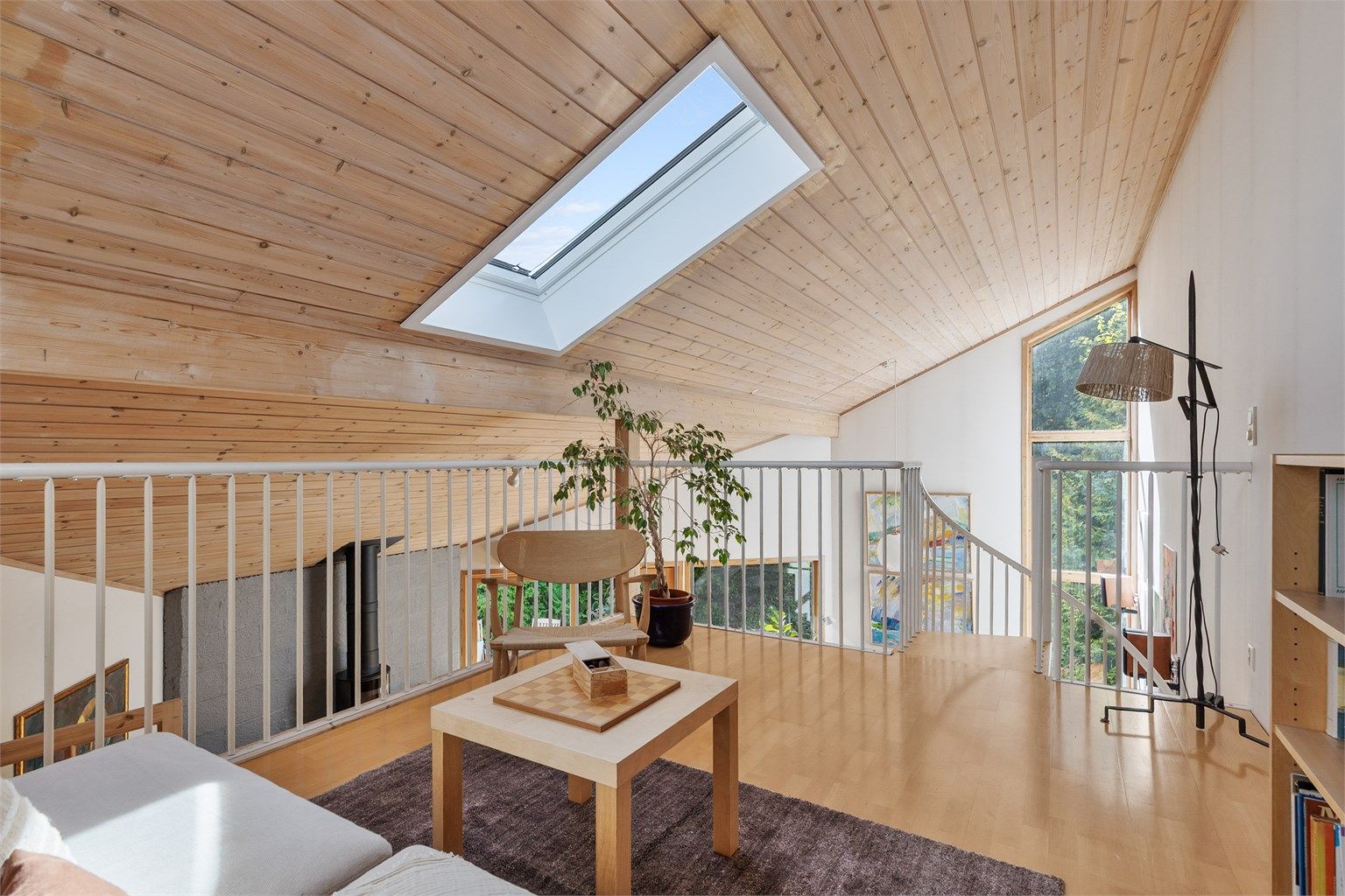 Hems 2 finner man over spisestuen. Denne hemsen er åpen og her oppe kan en trekke seg tilbake med en hobby eller aktivitet. Dem elegante vindeltrappen tar deg opp og ned igjen i stuen.