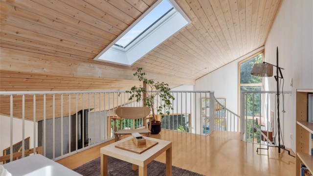 Hems 2 finner man over spisestuen. Denne hemsen er åpen og her oppe kan en trekke seg tilbake med en hobby eller aktivitet. Dem elegante vindeltrappen tar deg opp og ned igjen i stuen.