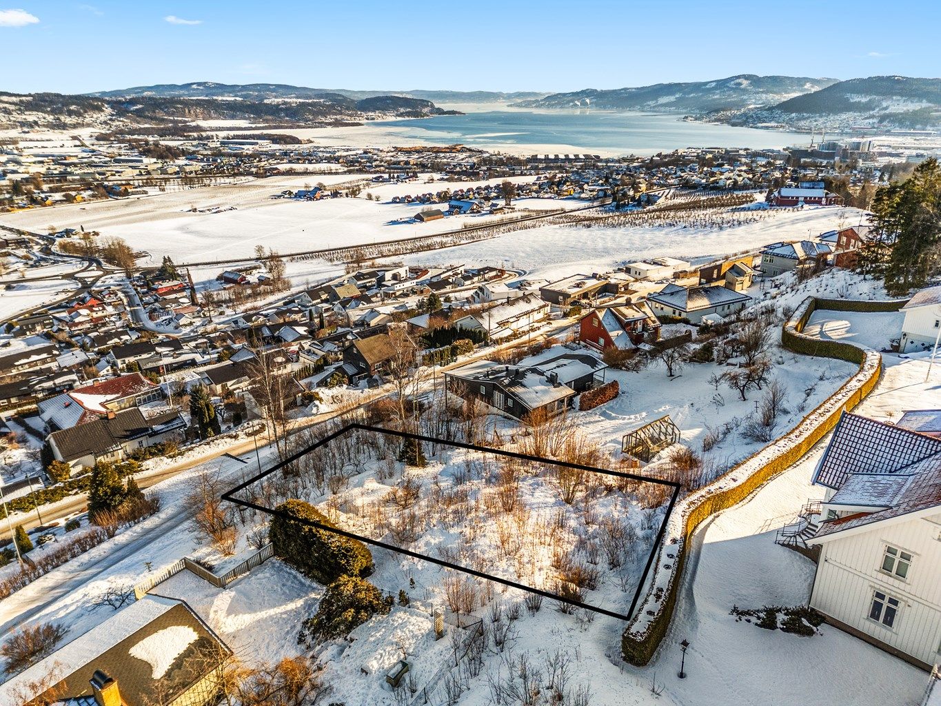 Boligtomt på ca. 1,2 mål med en svært attraktiv beliggenhet i høyden på Stoppenkollen - Tomtegrenser er kun en illustrasjon og mindre avvik kan forekomme