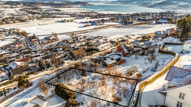 Boligtomt på ca. 1,2 mål med en svært attraktiv beliggenhet i høyden på Stoppenkollen - Tomtegrenser er kun en illustrasjon og mindre avvik kan forekomme