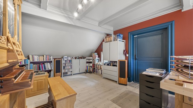 Stort arbeidsrom i første etasje, også dette med heltre gulv. Mulighet til å dele opp rommet.