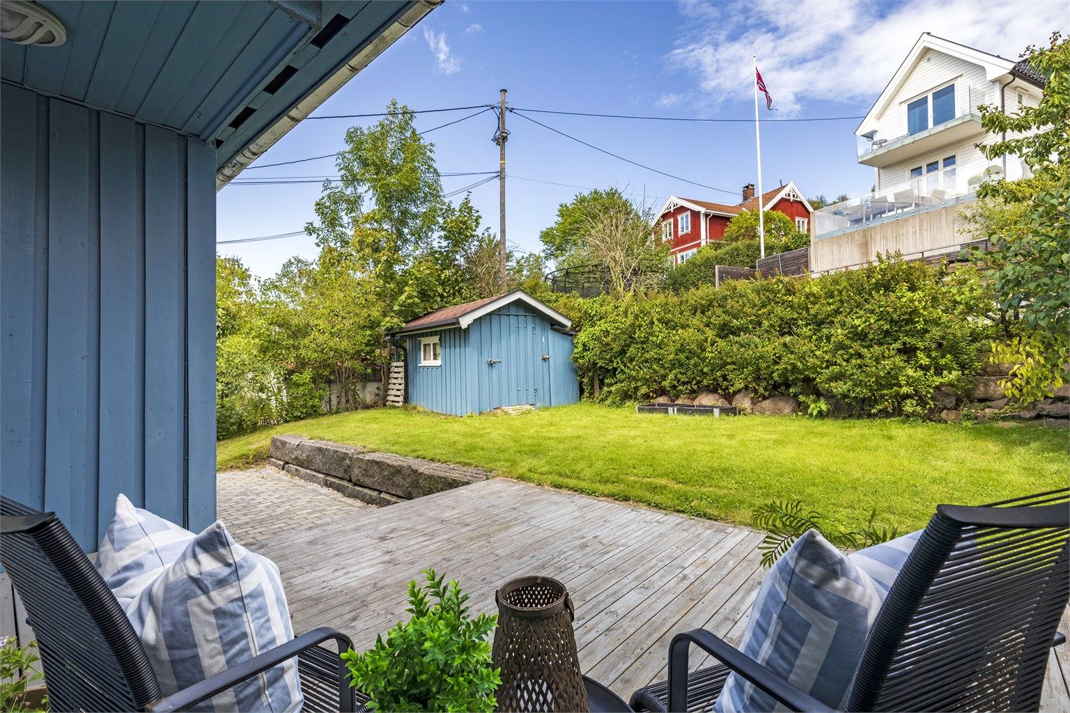 Praktisk utebod med plass til gressklipper og hageredskaper