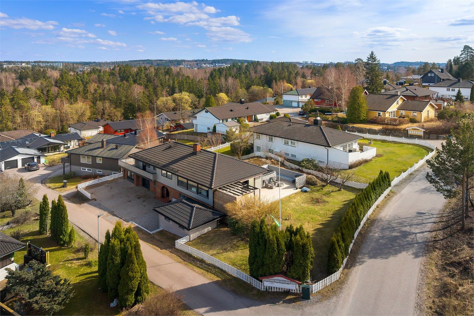 Området har et godt utbygget nett av gang- og sykkelveier.