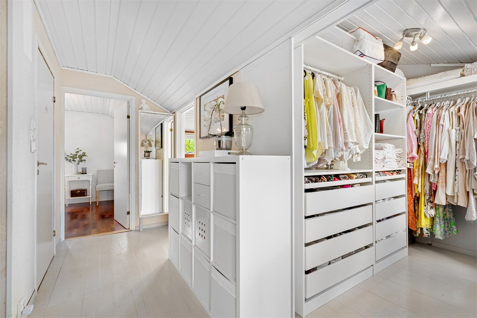 I denne etasjen finner man 3 soverom, helfliset bad,  og walk-in-garderobe. Opprinnelig var dette tegnet inn som et fjerde soverom. 