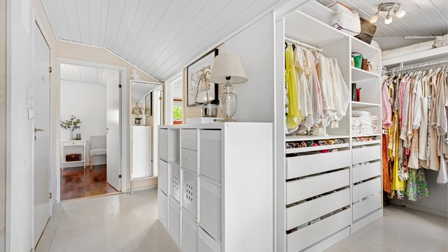 I denne etasjen finner man 3 soverom, helfliset bad, og walk-in-garderobe. Opprinnelig var dette tegnet inn som et fjerde soverom.